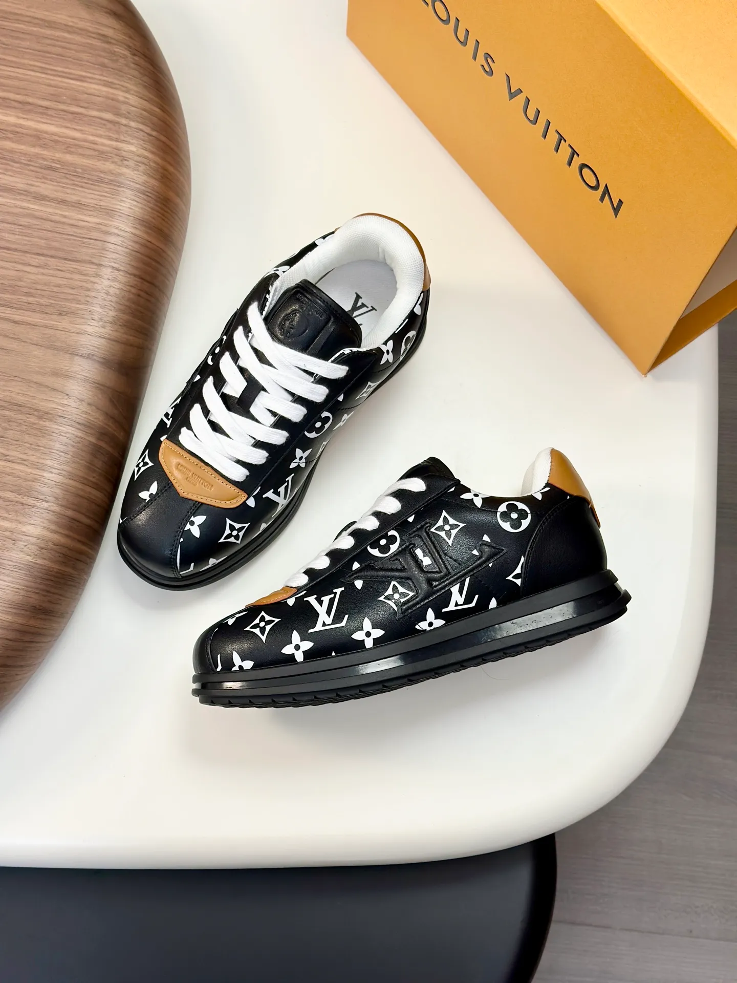 Factory direct sale ¥700💰Full set of packaging💰Top version LV-Louis Vuitton-Classic catwalk new style 1:1 developed replica of the original version! ! The upper foot is very comfortable. It is made of luxurious materials and fine workmanship. The midsole is printed with English letters "Made in Europe". The upper is made of calfskin imported from Italy. The side is decorated with the brand's LOGO and signature. The latest latex foot pads and mesh lining make the foot feel super comfortable. The original two-color TPU combination outsole is specially provided by the original factory. Bag technology Goodyear stitched edges Fabric: Exclusive custom first-layer cowhide Accessories: Exclusive private model Vuitton logo, lining: Customized silk mesh lining - first-layer silk cowhide lining Outsole: TPU combination outsole wear-resistant, non-slip and anti-yellowing Foot pads: new latex pads-mesh sweat-absorbent Counter technology: fully computerized sewing machine wire drawing Toe box back cover Hot and cold shaping Full set of pull-top last with medium and low logo pattern Counter packaging - Shoelaces, certificates, cards, instructions, certificates of quality, dust bags, the most comprehensive packaging on the Internet, men's size 339-44 (38/45 custom-made, non-refundable!